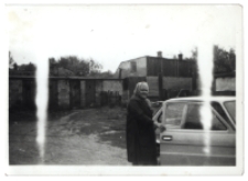 Zdjęcie kobiety przy samochodzie, Białystok, lata 60-70. XX w.