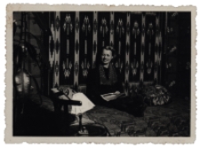 Janina Pietuch w domu, Białystok, lata 30. XX w.