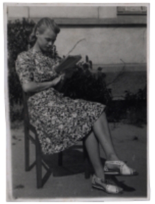 Janina Pietuch, zdjęcie portretowe w ogrodzie, Białystok, lata 30. XX w.