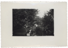 Ogr&oacute;d przed domem, ul. Słonimska 42, Białystok, lata 50-60. XX w.