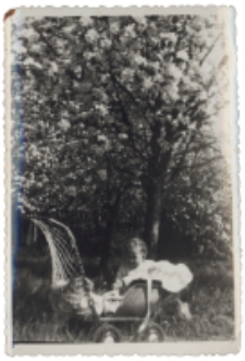 Dziecko w ogrodzie, ul. Pr&oacute;żna 2, Białystok, lata 50. XX w.