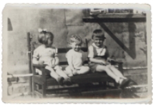 Dzieci na ławce przed domem, ul. Pr&oacute;żna 2, Białystok, lata 50. XX w.