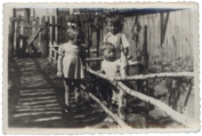 Dzieci w ogrodzie, ul. Pr&oacute;żna 2, Białystok, lata 50. XX w.