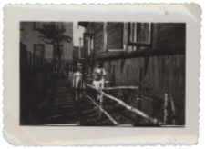 Dzieci w ogrodzie, ul. Pr&oacute;żna 2, Białystok, lata 50. XX w.