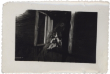 Matka z c&oacute;rką w oknie, ul. Pr&oacute;żna 2, Białystok, lata 50. XX w.