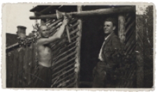 Mężczyźni pracujący w ogrodzie, Białystok, lata 50-60 XX w.