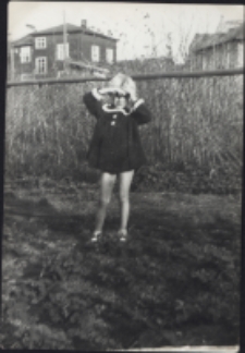 Dziecko w ogrodzie, ul. Pr&oacute;żna 2, Białystok, 1962 r.