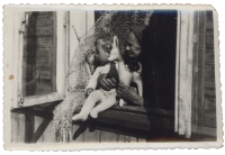 Matka z c&oacute;rką w oknie, ul. Pr&oacute;żna 2, Białystok, lata 50. XX w.