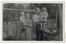 Zdjęcie rodzinne Maksimiuków w ogrodzie, ul. Próżna 2, Białystok, 1960 r.