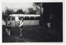 Podw&oacute;rko przed domem, ul. Sporna, Białystok, 1972 r.