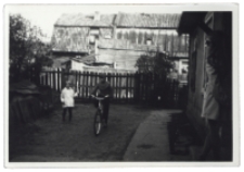 Dzieci przed domem, ul. Pr&oacute;żna 2, Białystok, 1972 r.