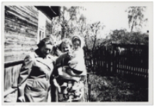 Zdjęcie rodzinne w ogrodzie, ul. Pr&oacute;żna 2, Białystok, 1972 r.