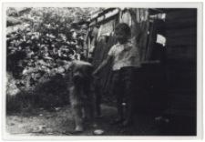 Chłopiec z psem, ul. Słonimska 42, Białystok, lata 60 XX w.