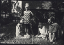 Zdjęcie rodzinne w ogrodzie, ul. Słonimska 42, Białystok, lata 60 XX w.