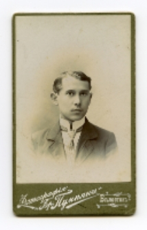 Portret mężczyzny, zdjęcie wykonano w atelier fotograficznym, ul. Lipowa, Białystok, 1896-1912 r. Fot. Zakład fotograficzny "Bracia Pumpian"