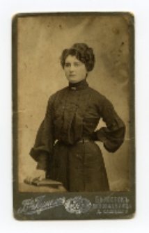 Portret kobiety, zdjęcie wykonano w atelier fotograficznym, ul. Lipowa, Białystok, 1896-1912 r. Fot. Zakład fotograficzny "Bracia Pumpian"