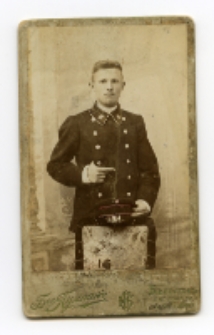 Portret mężczyzny w mundurze, zdjęcie wykonano w atelier fotograficznym, ul. Lipowa, Białystok, 1904 r. Fot. Zakład fotograficzny "Bracia Pumpian"