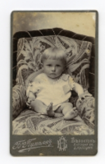 Portret dziecka, zdjęcie wykonano w atelier fotograficznym, ul. Lipowa, Białystok, 1896-1912 r. Fot. Zakład fotograficzny "Bracia Pumpian"