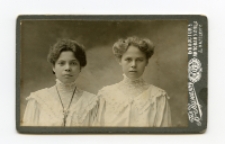 Portret dwóch kobiet, zdjęcie wykonano w atelier fotograficznym, ul. Lipowa, Białystok, 1896-1912 r. Fot. Zakład fotograficzny "Bracia Pumpian"