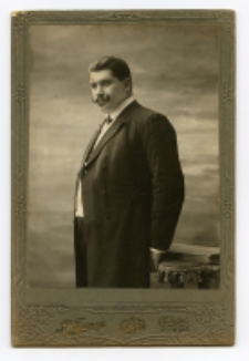 Portret mężczyzny, zdjęcie wykonano w atelier fotograficznym, ul. Lipowa, Białystok, 1905 r. Fot. Zakład fotograficzny "Bracia Pumpian"
