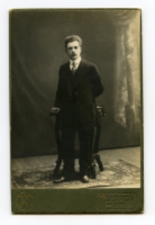 Portret mężczyzny, zdjęcie wykonano w atelier fotograficznym, ul. Lipowa, Białystok, 1905 r. Fot. Zakład fotograficzny "Bracia Pumpian"