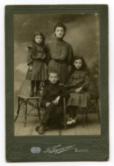 Portret kobiety z dziećmi, zdjęcie wykonano w atelier fotograficznym, ul. Lipowa, Białystok, 1896-1912 r. Fot. Zakład fotograficzny "Bracia Pumpian"