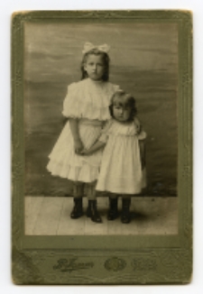Portret dwóch dziewczynek, zdjęcie wykonano w atelier fotograficznym, ul. Lipowa, Białystok, 1905 r. Fot. Zakład fotograficzny "Bracia Pumpian"