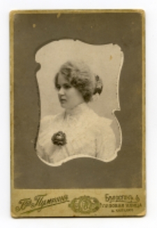 Portret kobiety, zdjęcie wykonano w atelier fotograficznym, ul. Lipowa, Białystok, 1896-1912 r. Fot. Zakład fotograficzny "Bracia Pumpian"