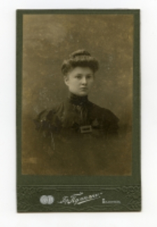 Portret kobiety, zdjęcie wykonano w atelier fotograficznym, ul. Lipowa, Białystok, 1896-1912 r. Fot. Zakład fotograficzny "Bracia Pumpian"