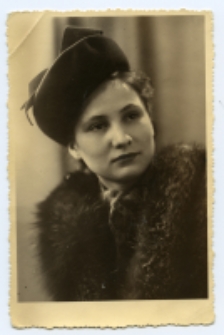 Portret kobiety, zdjęcie wykonano w atelier fotograficznym, Rynek Kościuszki 28, Białystok. Fot. Zakład fotograficzny "Franz Podgórski"