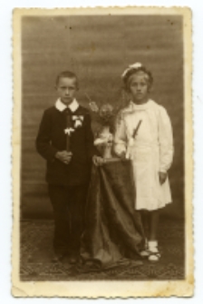 Portret chłopca i dziewczynki, zdjęcie wykonano w atelier fotograficznym, ul. Sienkiewicza 16, Białystok. Fot. Zakład fotograficzny "Franz Podgórski"