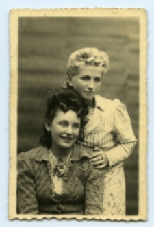 Portret dwóch kobiet, zdjęcie wykonano w atelier fotograficznym, ul. Sienkiewicza 16, Białystok. Fot. Zakład fotograficzny "Franz Podgórski"
