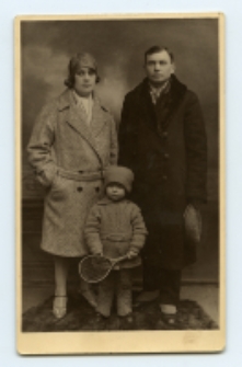 Portret rodzinny, zdjęcie wykonano w atelier fotograficznym, ul. Sienkiewicza 16, Białystok, 1911-1939 r. Fot. Zakład fotograficzny "Berko Polski"