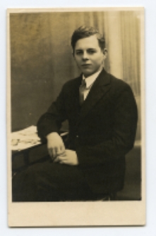 Portret mężczyzny, zdjęcie wykonano w atelier fotograficznym, ul. Sienkiewicza 16, Białystok, 1933 r. Fot. Zakład fotograficzny "Berko Polski"