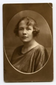 Portret kobiety, zdjęcie wykonano w atelier fotograficznym, ul. Sienkiewicza 16, Białystok, 1911-1939 r. Fot. Zakład fotograficzny "Berko Polski"