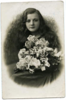Portret kobiety z kwiatami, zdjęcie wykonano w atelier fotograficznym, ul. Lipowa 10, Białystok. Fot. Zakład fotograficzny "Radio-Typ"