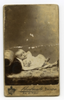 Portret dziecka, zdjęcie wykonano w atelier fotograficznym, ul. Lipowa 23, Białystok, 1897-1915 r. Fot. Zakład fotograficzny "Szymborscy Rembrandt"