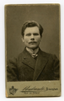 Portret mężczyzny, zdjęcie wykonano w atelier fotograficznym, ul. Lipowa 23, Białystok, 1897-1915 r. Fot. Zakład fotograficzny "Szymborscy Rembrandt"