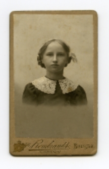 Portret dziewczynki, zdjęcie wykonano w atelier fotograficznym, ul. Lipowa 23, Białystok, 1897-1915 r. Fot. Zakład fotograficzny "Szymborscy Rembrandt"