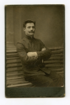 Portret mężczyzny, zdjęcie wykonano w atelier fotograficznym, ul. Lipowa 23, Białystok, 1897-1915 r. Fot. Zakład fotograficzny "Szymborscy Rembrandt"