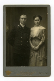 Portret mężczyzny i kobiety, zdjęcie wykonano w atelier fotograficznym, ul. Lipowa 23, Białystok, 1897-1915 r. Fot. Zakład fotograficzny "Szymborscy Rembrandt"