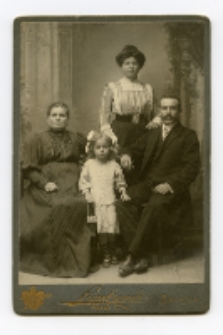Portret rodzinny, zdjęcie wykonano w atelier fotograficznym, ul. Lipowa 23, Białystok, 1897-1915 r. Fot. Zakład fotograficzny "Szymborscy Rembrandt"