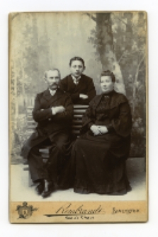 Portret rodzinny, Nowicka Władysława z mężem i synem Aleksandrem, zdjęcie wykonano w atelier fotograficznym, ul. Lipowa 23, Białystok, 1897-1915 r. Fot. Zakład fotograficzny "Szymborscy Rembrandt"