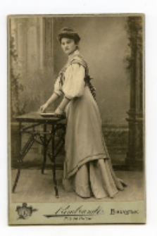 Portret kobiety, zdjęcie wykonano w atelier fotograficznym, ul. Lipowa 23, Białystok, 1897-1915 r. Fot. Zakład fotograficzny "Szymborscy Rembrandt"