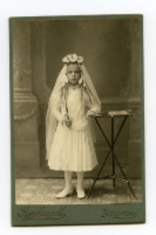 Portret dziewczynki, zdjęcie wykonano w atelier fotograficznym, ul. Lipowa 23, Białystok, 1897-1915 r. Fot. Zakład fotograficzny "Szymborscy Rembrandt"