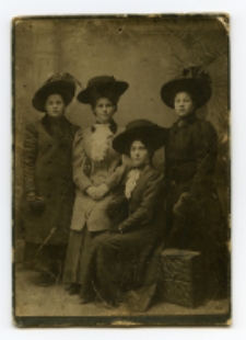 Portret czterech kobiet, zdjęcie wykonano w atelier fotograficznym, ul. Lipowa 23, Białystok, 1897-1915 r. Fot. Zakład fotograficzny "Szymborscy Rembrandt"
