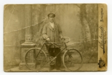 Portret mężczyzny z rowerem, zdjęcie wykonano w atelier fotograficznym, ul. Lipowa 23, Białystok, 1897-1915 r. Fot. Zakład fotograficzny "Szymborscy Rembrandt"