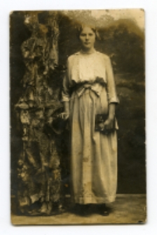 Portret kobiety, zdjęcie wykonano w atelier fotograficznym, ul. Lipowa 35, Białystok, 1915-1919 r. Fot. Zakład fotograficzny "Szymborscy Rembrandt"