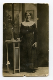 Portret kobiety, zdjęcie wykonano w atelier fotograficznym, ul. Lipowa 35, Białystok, 1915-1919 r. Fot. Zakład fotograficzny "Szymborscy Rembrandt"