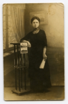 Portret kobiety, zdjęcie wykonano w atelier fotograficznym, ul. Kilińskiego 10, Białystok, 1913-1915 r. Fot. Zakład fotograficzny "Bracia Malinowscy Renaissance"